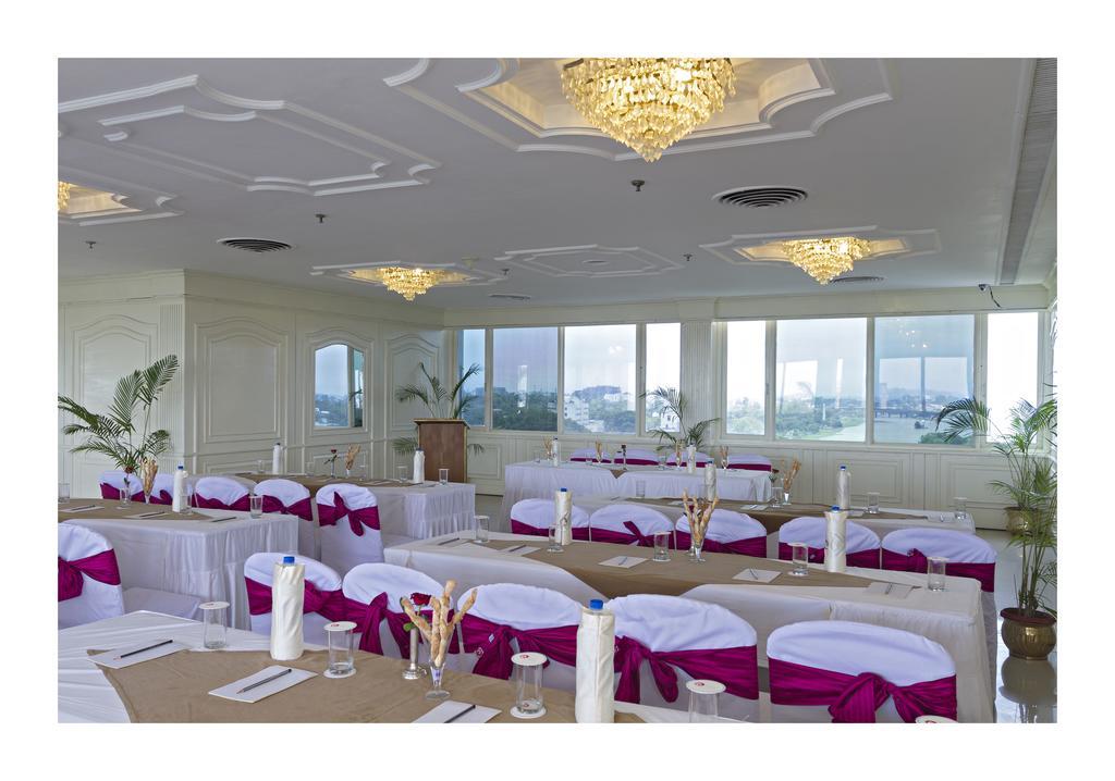 Clarks Avadh 5*