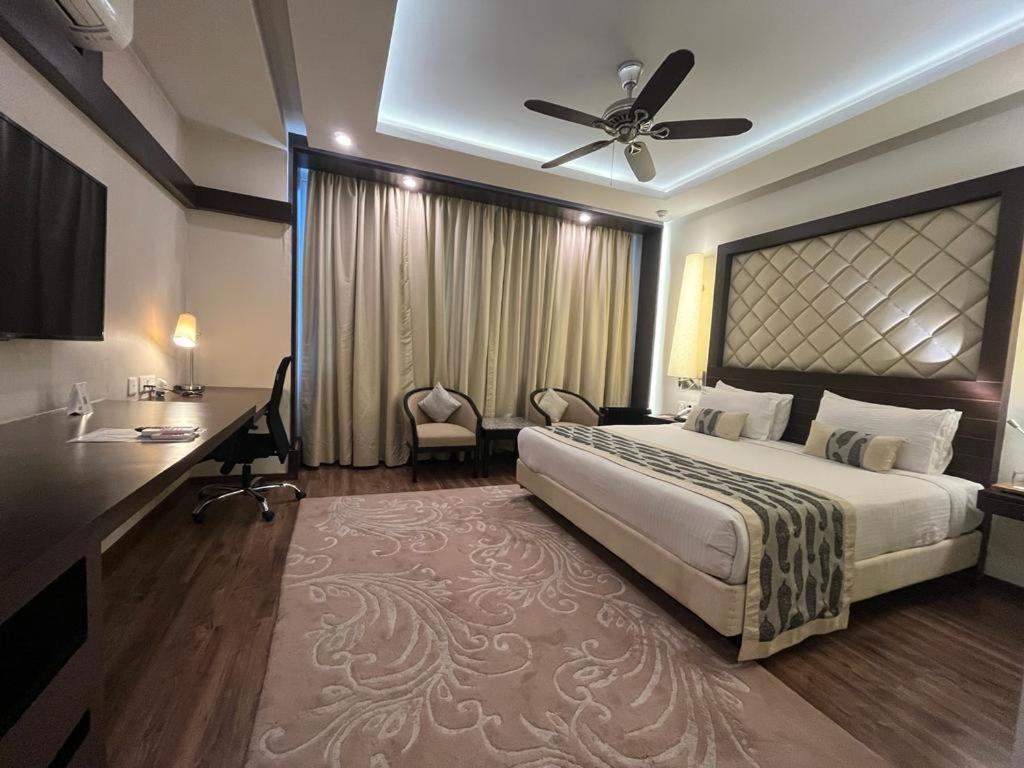 Clarks Avadh